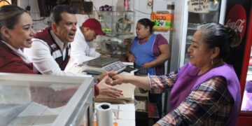 Bajo la lluvia, Lalo Gattas sigue recorriendo colonias de Victoria