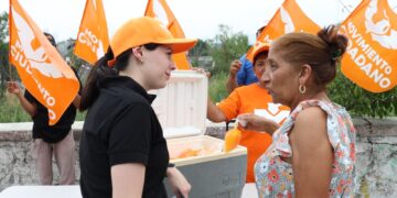 Instala Mayra Benavides punto de hidratación naranja