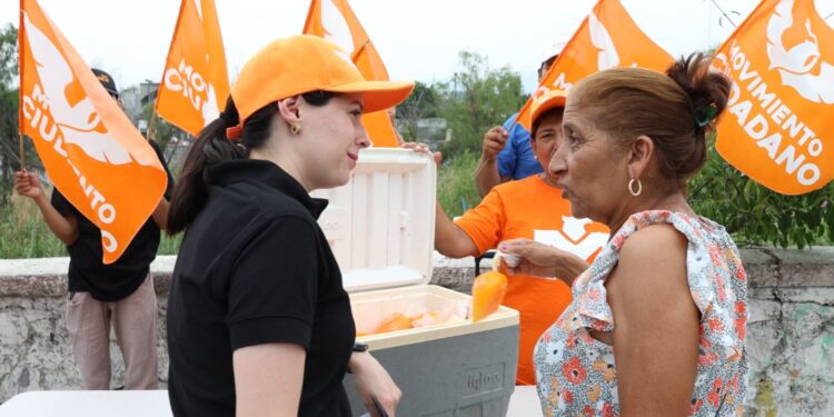 Instala Mayra Benavides punto de hidratación naranja