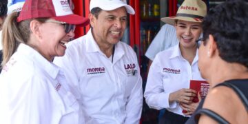 Vecinos de la Enrique Lara y Amalia G. van con Lalo por su reelección