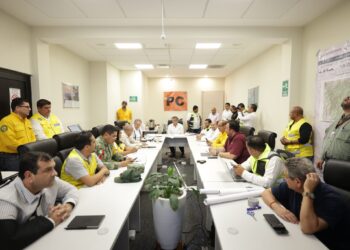 Avanza control de incendio en Cañón del Novillo; reconoce gobernador labor de brigadistas