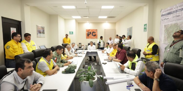 Avanza control de incendio en Cañón del Novillo; reconoce gobernador labor de brigadistas