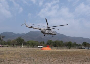 Inicia helicóptero de SEMAR combate a incendio en Cañón del Novillo