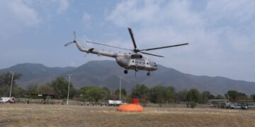 Inicia helicóptero de SEMAR combate a incendio en Cañón del Novillo