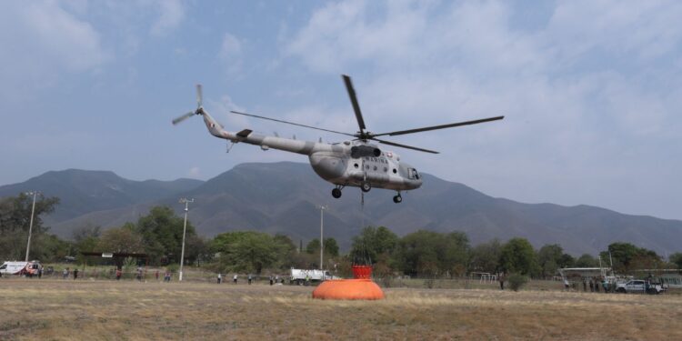 Inicia helicóptero de SEMAR combate a incendio en Cañón del Novillo