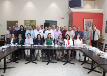 Empresarios y profesionales reiteran confianza a Lalo Gattás.