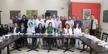 Empresarios y profesionales reiteran confianza a Lalo Gattás.