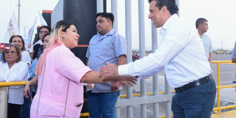 Visita Lalo a obreros y dirigentes de maquiladoras