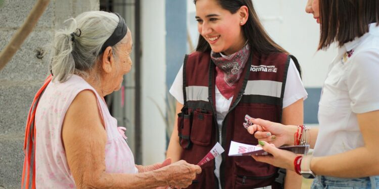 Inicia Katalyna Méndez asambleas con vecinos del Distrito 15