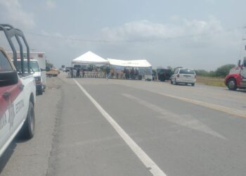Manifestantes cierran vialidad en Carretera Victoria-Matamoros a la altura de San Fernando
