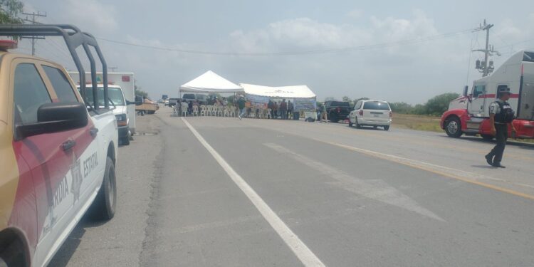 Manifestantes cierran vialidad en Carretera Victoria-Matamoros a la altura de San Fernando