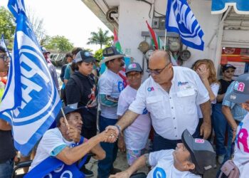 Miguel Mansur «Tío Mike» escucha las necesidades del Distrito 15