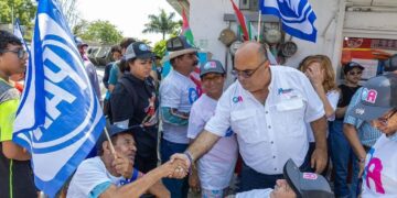 Miguel Mansur «Tío Mike» escucha las necesidades del Distrito 15