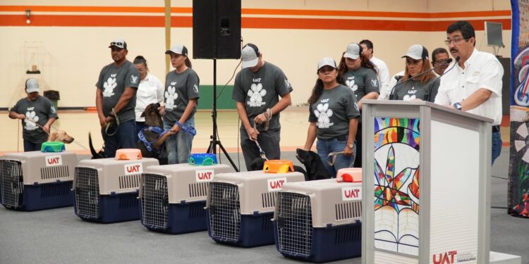 Entrega la UAT en adopción a héroes caninos
