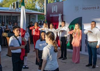 Anuncia alcalde Alberto Granados beneficios para escuelas; encabeza honores a la bandera