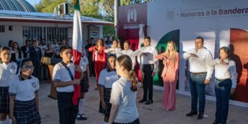 Anuncia alcalde Alberto Granados beneficios para escuelas; encabeza honores a la bandera