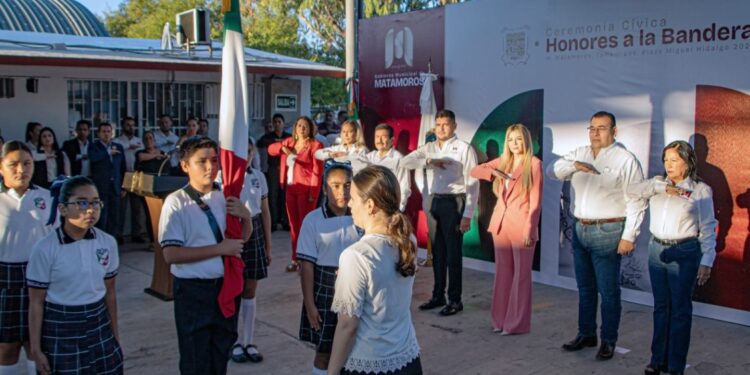 Anuncia alcalde Alberto Granados beneficios para escuelas; encabeza honores a la bandera