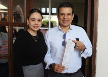 Cumplen Presidente y funcionarios de Gobierno de Victoria con pago de impuesto predial.