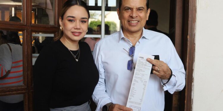 Cumplen Presidente y funcionarios de Gobierno de Victoria con pago de impuesto predial.