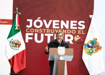 Entrega Américo tarjetas del programa «Jóvenes Construyendo el Futuro»