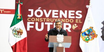 Entrega Américo tarjetas del programa «Jóvenes Construyendo el Futuro»