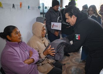 Brindan Lalo y Lucy asistencia a familias por frío.