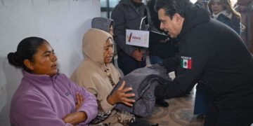 Brindan Lalo y Lucy asistencia a familias por frío.