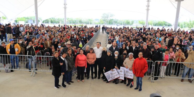 Entrega Américo Villarreal tarjetas del programa «Mujeres Pensión Bienestar»