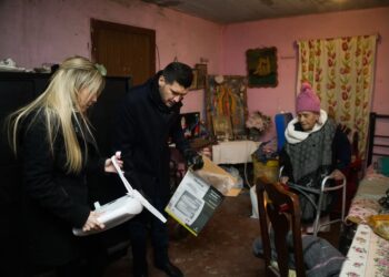 Alcalde de Matamoros y el DIF Municipal entregan apoyos para mitigar el frío en colonias vulnerables