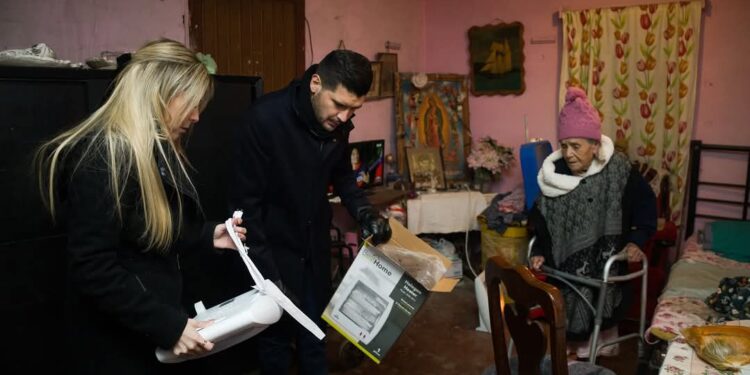 Alcalde de Matamoros y el DIF Municipal entregan apoyos para mitigar el frío en colonias vulnerables