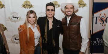 Presente el alcalde de Matamoros, Alberto Granados, en la develación de Mr. Amigo 2025