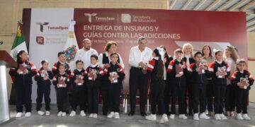 Cumple gobernador a educandos, entrega equipo tecnológico y mobiliario escolar