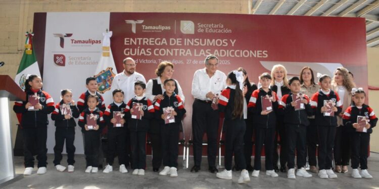 Cumple gobernador a educandos, entrega equipo tecnológico y mobiliario escolar