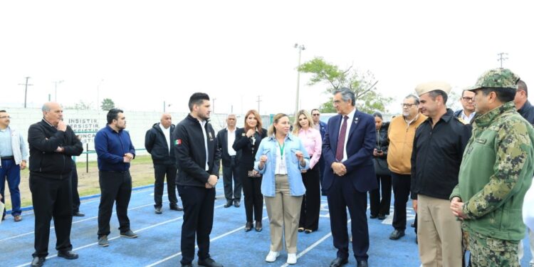 Recorren gobernador y presidenta del DIF Tamaulipas Centro de Atención para Repatriados en Matamoros; entregan ambulancia