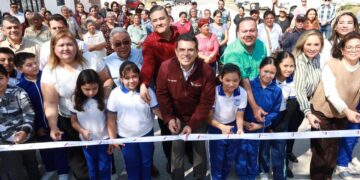 Entrega Ayuntamiento calle de concreto hidráulico y colector en Infonavit Adelitas.