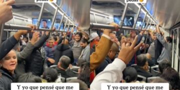 Pasajeros festejan improvisadamente año nuevo en un metrobús de la CDMX