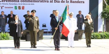 Preside gobernador Américo Villarreal ceremonia del Día de la Bandera