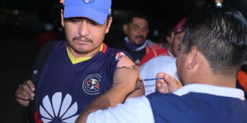 Inmunizan a empleados del Municipio para cuidar su salud.