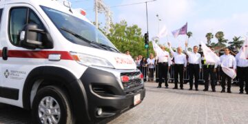 Entrega Américo 16 nuevas ambulancias al sector salud