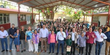 Escuela de Las Brisas pide piso y Municipio le construye aula.