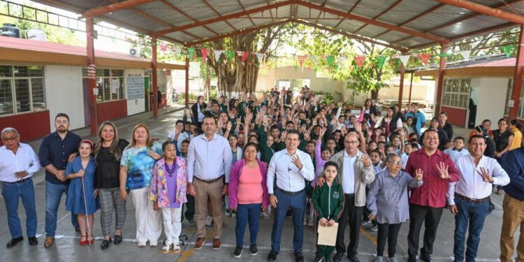 Escuela de Las Brisas pide piso y Municipio le construye aula.