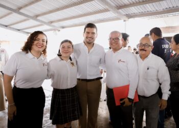 Gobierno de Matamoros rinde homenaje a Rigo Tovar en escuela donde cursó su primaria
