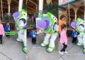 VIDEO VIRAL: Buzz Lightyear es tendencia en redes por hablar lenguaje de señas con un niño sordomudo.