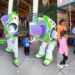 VIDEO VIRAL: Buzz Lightyear es tendencia en redes por hablar lenguaje de señas con un niño sordomudo.