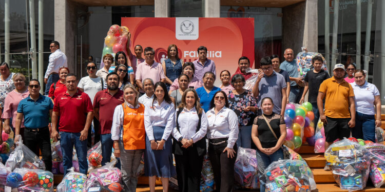 Alegrando corazones, la UAT entrega juguetes a la niñez tamaulipeca