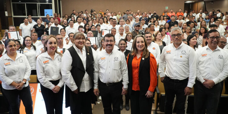 Entrega el rector Dámaso Anaya reconocimientos a jubilados del SUTUAT