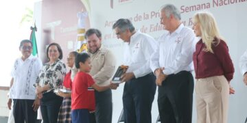 Pone en marcha Américo campaña de vacunación en escuelas y entrega tabletas a niñas y niños