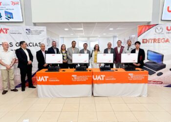 Entrega rector de la UAT equipamiento a universitarios de Nuevo Laredo