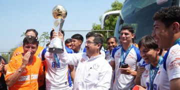 Recibe rector a los Correcaminos campeones de la Liga Premier