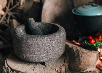 El molcajete mexicano: el abuelo de la licuadora con alma de piedra